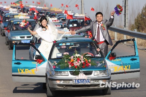 图:哈尔滨98台出租车组成结婚车队