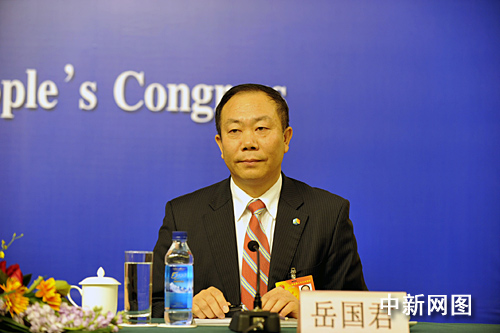 全国人大代表,中粮集团有限公司总裁助理岳国君接受采访.