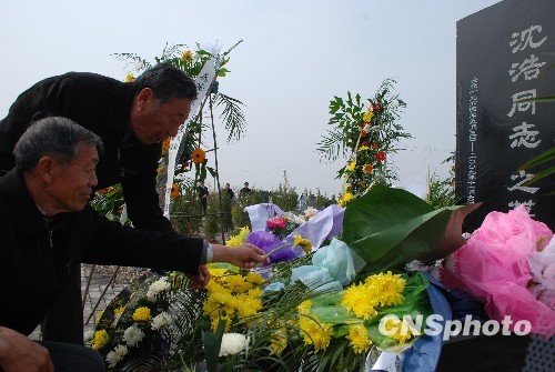 图:社会各界人士赴小岗祭奠村官沈浩(2)