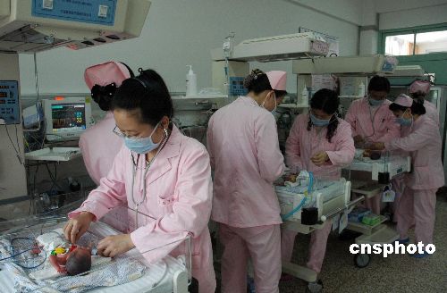 图:孕妇自然分娩双龙双凤四胞胎