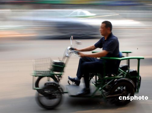 图:北京市民自制四轮电动车疾驰街头