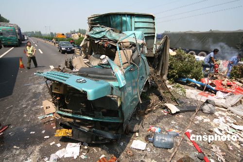  台湾货车高速翻覆 (4)图片  台湾货车高速翻覆 (4