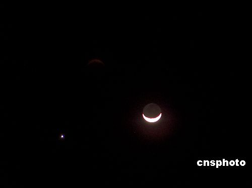 今天晚上月亮旁边的星星好亮,是哪一颗星?