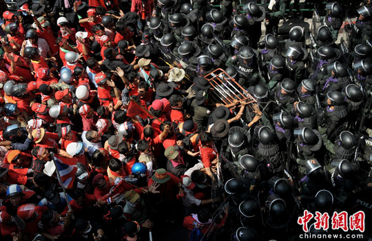 泰红衫军与军警发生冲突 至少20人死亡874人