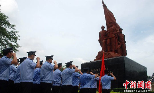 七·一前夕南宁公务员缅怀革命先烈__中国新