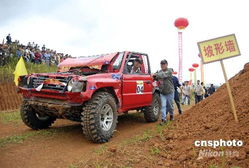 图:华南越野汽车竞技大赛惊险刺激__中国新闻