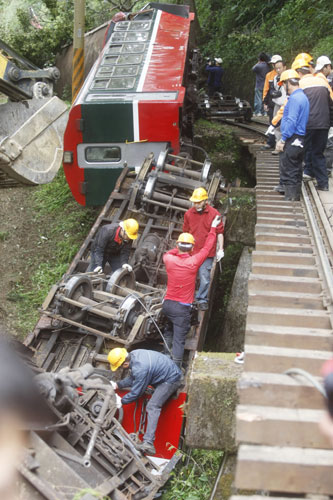 ��ͼ:����ɽ�𳵷����ֳ�������ľ�����ᱻ���루8��