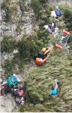 台老翁从200米高断崖坠落溪谷仅受皮外伤(图)