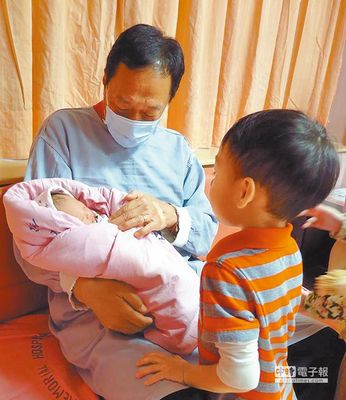 妻女生日同一天郭台铭小女儿满月网上晒幸福(图)