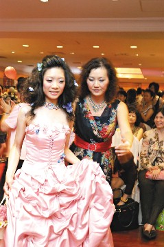 女少校提前退伍投身婚礼行业 直言不悔