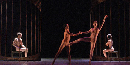 图:台北室内芭蕾彩排 舞者大胆<em>裸体</em>演出(2)