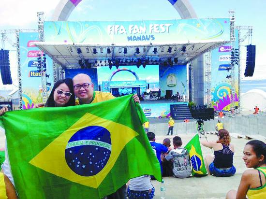 中国情侣球迷朝圣世界杯买球票花费两万多(图)