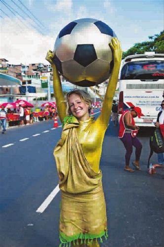 巴西世界杯球迷众生相:美女养眼野兽可爱(图)(7)