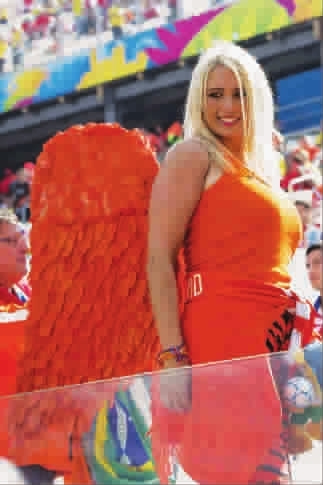 巴西世界杯球迷众生相:美女养眼野兽可爱(图)(8)