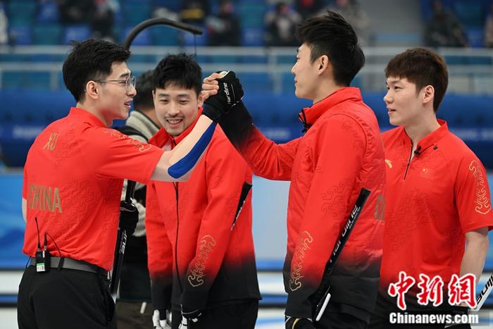中国男子冰壶队6:5战胜瑞士队循环赛4胜5负
