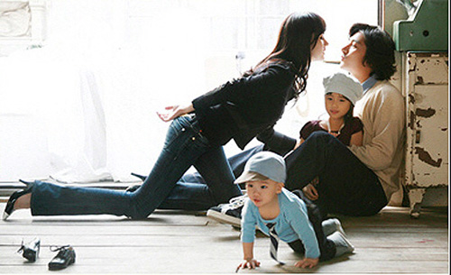 安贞焕夫妇雪中拍唯美写真 一家享天伦之乐(图