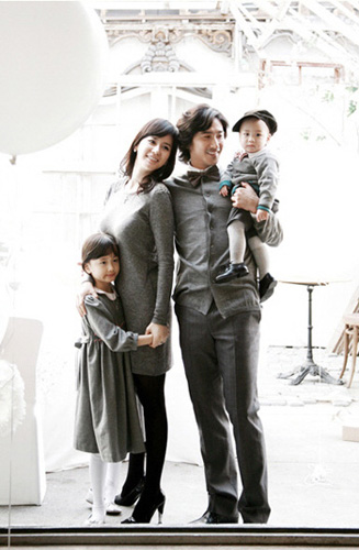 安贞焕夫妇雪中拍唯美写真 一家享天伦之乐(图