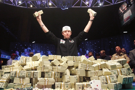 22岁青年赢近千万美元 曾为玩扑克而退学(图)-