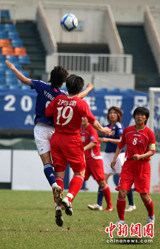 女足亚洲杯:朝鲜1-2负日本 半决赛战中国(组图