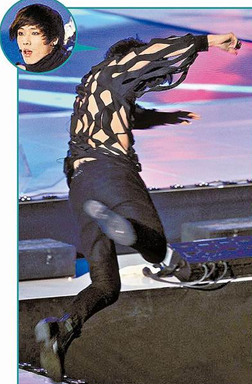 韩艺人李准演出摔下舞台 经纪公司:是表演方式