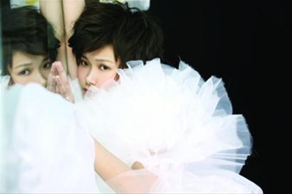 李宇春专辑预告片曝光 穿蓬松白纱礼服很妩媚