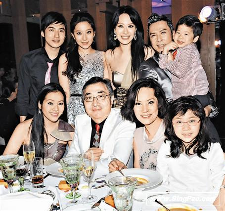 甄子丹为老婆开生日派对 献歌催泪甜蜜激吻(组