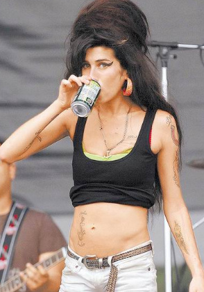 艾米•怀恩豪斯被曝死于酗酒断气6小时无人知