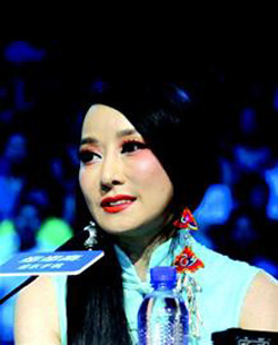 图为:<em>快女</em>评委<em>萨顶顶</em>