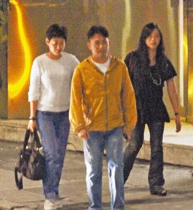 梁朝伟冷看嘉玲入围金马奖携两熟女甜蜜返家（图）