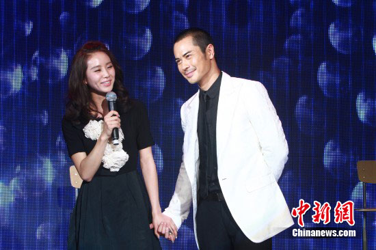 刘诗诗甜蜜牵手郑嘉颖