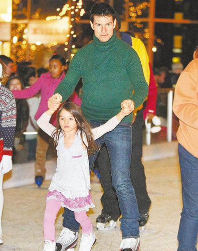 汤姆·克鲁斯携爱女滑冰呵护备至 妻赞其 好爸