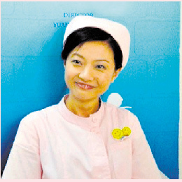 姜昆娇美女儿近照曝光护士装裹身笑脸盈盈(图)