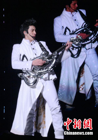 王力宏深圳开唱做“红娘”演出巧遇生日抢票有好礼