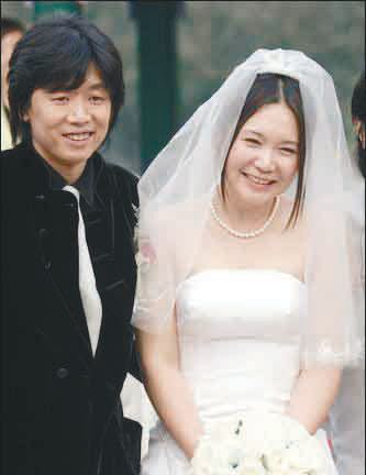 爱妻生日老狼晒亲密合影侧脸亲吻女方脸颊图