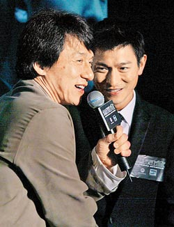 成龙自曝香港演艺圈黑幕 曾持3枪6弹对峙黑道