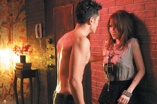 萧亚轩MV耗资500万 烧名车险烧到自己(图)_网