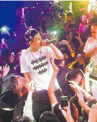 陈冠希夜店商演与保全大打出手 现场影片曝光