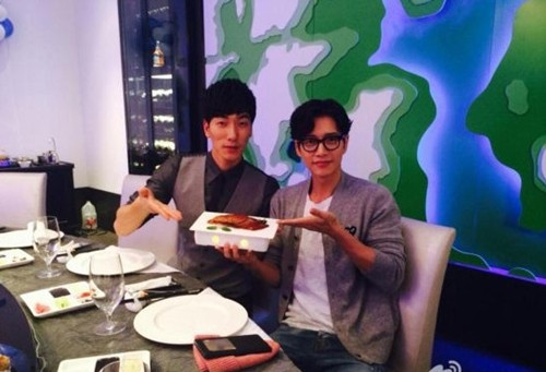 张亮请朴海镇吃烤鸭网友调侃长腿聚会(图)