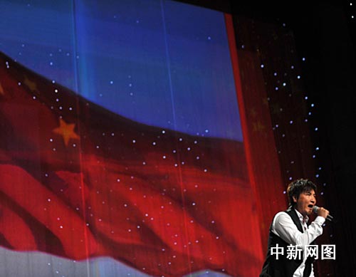 全场观众同唱《为了谁》 祖海两度落泪(组图)