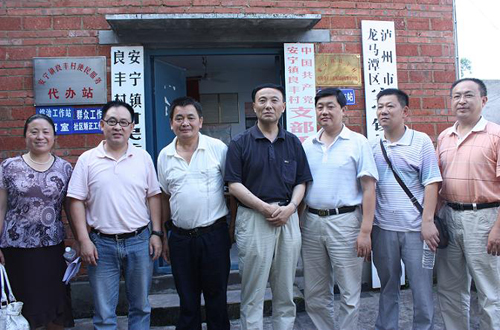 四川省侨办官员到泸州调研指导万侨助万村活动