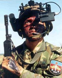 在日前举行的中国军队大规模科技练兵演习中,参加演习的解放军侦察兵