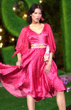 图法国时装周上模特展示2003春夏服装