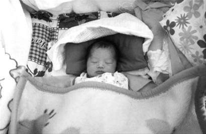 市妇产医院龙年诞生的首个宝宝重6斤4两。摄影记者朴峰 市妇产医院龙年诞生的首个宝宝重6斤4两。摄影记者朴峰