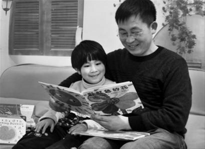 把更多时间留给女儿,和女儿一起阅读,是网名为“沈阳香香爸”的李强最爱的事情。 记者 王迪 摄 把更多时间留给女儿,和女儿一起阅读,是网名为“沈阳香香爸”的李强最爱的事情。 记者 王迪 摄