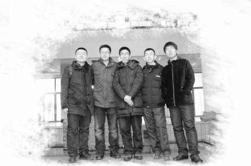 《超越高考》一书的主要作者:(从左至右)李海石、刘恒瑞、张云翼、陈天瑞、蓝光旭。 《超越高考》一书的主要作者:(从左至右)李海石、刘恒瑞、张云翼、陈天瑞、蓝光旭。