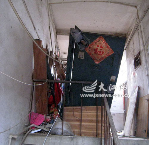 男子打砸过后的混乱楼道 男子打砸过后的混乱楼道