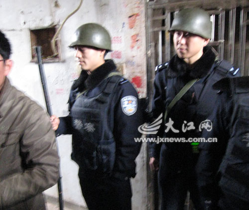 特警出动 特警出动