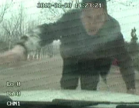 男子用头撞执法车 前挡风玻璃 男子用头撞执法车 前挡风玻璃