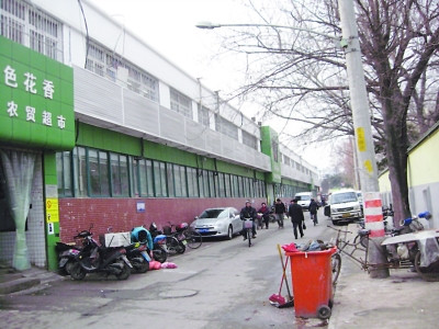 报记者昨天再次前往现场探访,发现路边已经没有占道经营的摊贩了。 任国勇 摄 报记者昨天再次前往现场探访,发现路边已经没有占道经营的摊贩了。 任国勇 摄