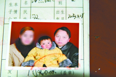 汪述恩一家三口合影。 汪述恩一家三口合影。